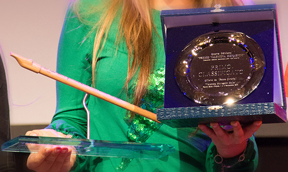 Foto Targa e Trofeo Premio Valentina Giovagnini - Particolare Flautino in legno con incisione.